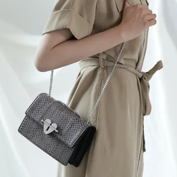 Рекомендованная бутиком модная сумка-мессенджер на одно плечо из кожи питона с объемной строчкой linline на стальной цепочке на одно плечо